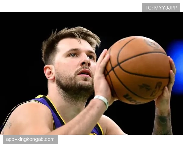 怀特无球跑动撕裂防线迫使东契奇换防提升三分空间