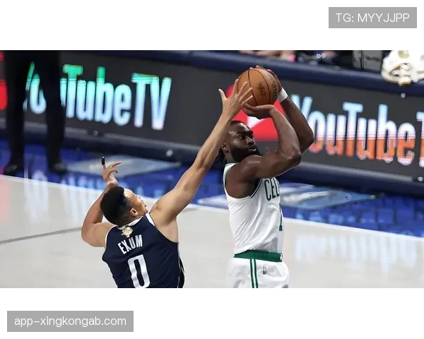 杰伦·布朗突破创造高效得分，拉开与塔图姆的关键差距