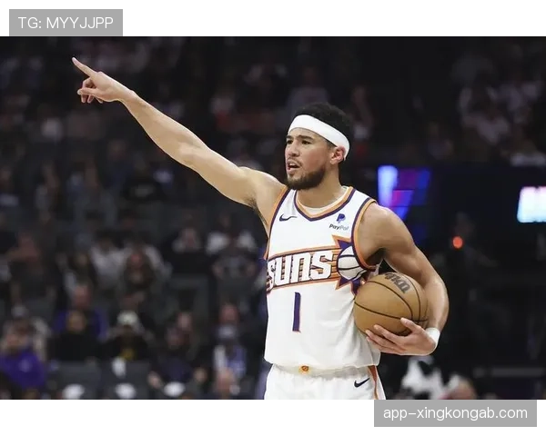 布克无球跑动制造更多空位三分，比上季命中率提升