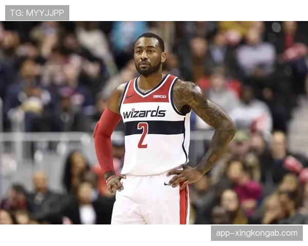 约翰·沃尔通过突破吸引防守助力球队提高关键时刻得分效率